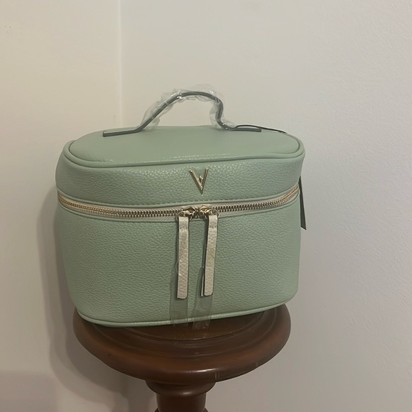 Vanessa Williams Handbags - Vanessa Williams Cosmetics Case